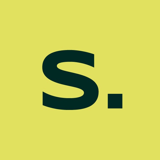 Logo Syniergy: esse puntata verde scuro su sfondo senape.